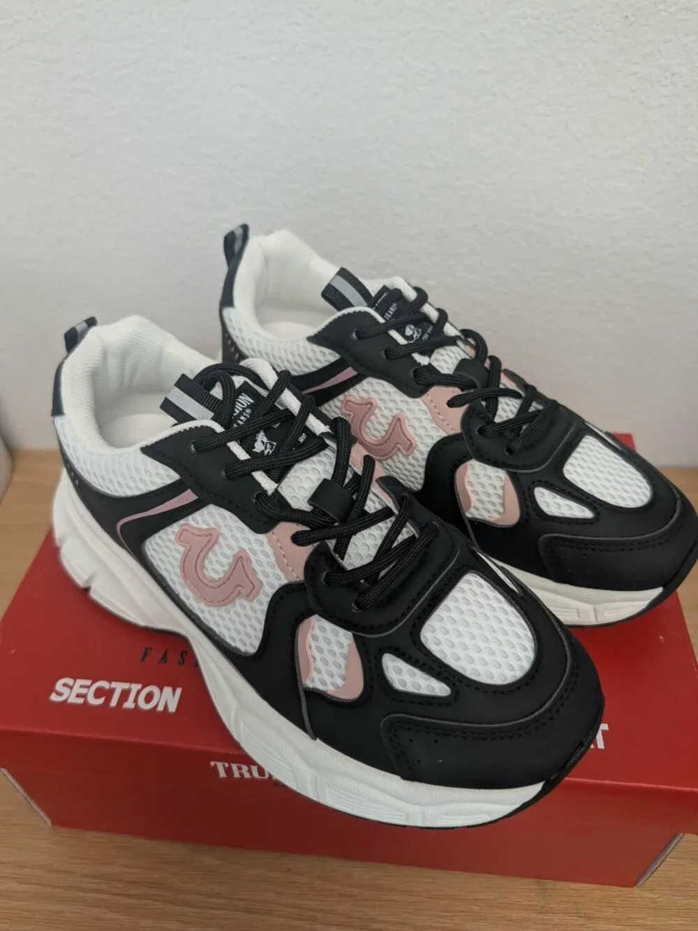 True Religion Trina Sneaker Size 6 Women O